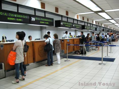 デンパサール空港 - 4月20日のチェックインカウンター付近